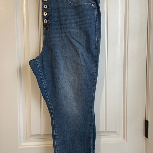 Sky-high Five Button Crop - Picture 3 of 3